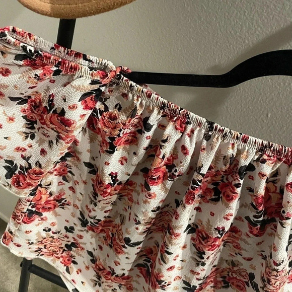 Free kisses off the shoulder floral blouse top size Medium - Picture 8 of 11